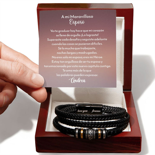 Verte graduar hoy hace que mi corazón se llene de orgullo. ¡Lo lograste!” – Pulsera de Cuero para Esposo con Tarjeta Personalizada de Graduación Jewelry/Watch Caja de Lujo de Madera Mahogany c/LED 